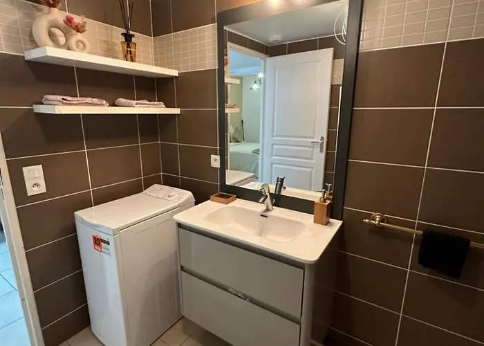 Cosy Apartment, 1 Min Walk To Beach, Heart Of Apartment